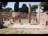 08526 ostia - regio v - insula vii - domus dei capitelli di stucco (v,vii,4-5) - peristylium - blick ri norden - 06-2022.jpg